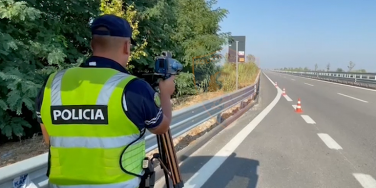 Radari kap fuoristradën me shpejtësi në Bypass-in e Fierit, i riu i jep gaz kur sheh policët, ndalohet në Vlorë (VIDEO)