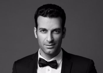 “Ju kërkoj falje që duhet ta mbyll më herët”, artisti shqiptar humb nënën dy orë përpara koncertit