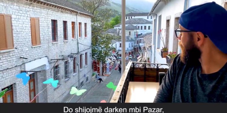 Rama nxjerr pamjet, shihni vlogun e çiftit amerikan në Gjirokastër (VIDEO)