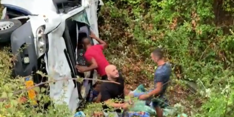 TRAGJEDI/ Furgoni bie në humnerë në Muzinë, 5 jetë të humbura