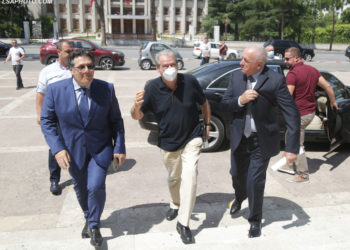 Deputeti i Gjirokastrës sulmon SHBA: Pasi dështoi në Afganistan, t’i vërë gishtin kokës në Shqipëri