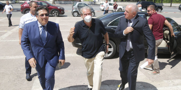 Deputeti i Gjirokastrës sulmon SHBA: Pasi dështoi në Afganistan, t’i vërë gishtin kokës në Shqipëri