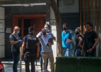 Tronditet Greqia, burri vret gruan pas sherrit në banesë. Ajo iu lut disa herë të mos ia merrte jetën (VIDEO)