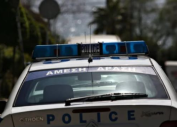 Çmenduri në Greqi, i moshuari ndjek fëmijët e lagjes me thikë në dorë