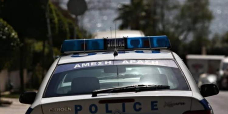 Çmenduri në Greqi, i moshuari ndjek fëmijët e lagjes me thikë në dorë