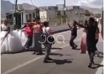 Kakavijë, nusja dhe dasmorët romë ia marrin valles me muzikë greke në pikën kufitare (VIDEO)