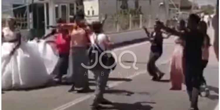 Kakavijë, nusja dhe dasmorët romë ia marrin valles me muzikë greke në pikën kufitare (VIDEO)