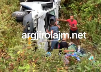 PAMJE TE RENDA/ 5 jetë të humbura në Muzinë, shihni ku ka përfunduar furgoni me udhëtarë (VIDEO)