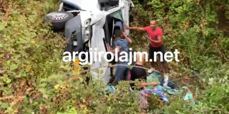 PAMJE TE RENDA/ 5 jetë të humbura në Muzinë, shihni ku ka përfunduar furgoni me udhëtarë (VIDEO)