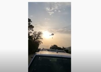 Beteja me flakët në Gjirokastër, helikopteri i ushtrisë nis hedhjen e ujit mbi vatrat e zjarrit (VIDEO)