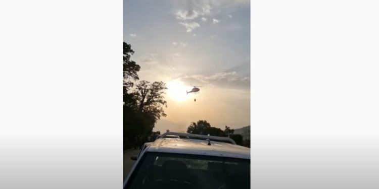 Beteja me flakët në Gjirokastër, helikopteri i ushtrisë nis hedhjen e ujit mbi vatrat e zjarrit (VIDEO)