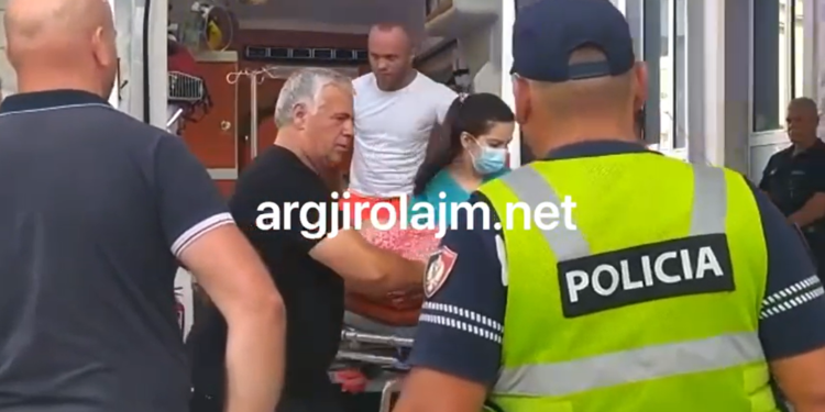 VIDEO/ Mbërrijnë në Gjirokastër të plagosurit e aksidentit tragjik në Muzinë