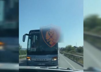 Policia bën ‘namin’ me gjoba e heqje patentash, shihni si e pëson shoferi i autobusit që bëri parakalim të gabuar (VIDEO)