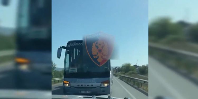 Policia bën ‘namin’ me gjoba e heqje patentash, shihni si e pëson shoferi i autobusit që bëri parakalim të gabuar (VIDEO)