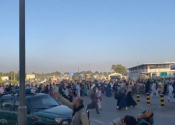 Afganët tentojnë t’i shpëtojnë talebanëve, raportohet për tre viktima në aeroportin e Kabulit