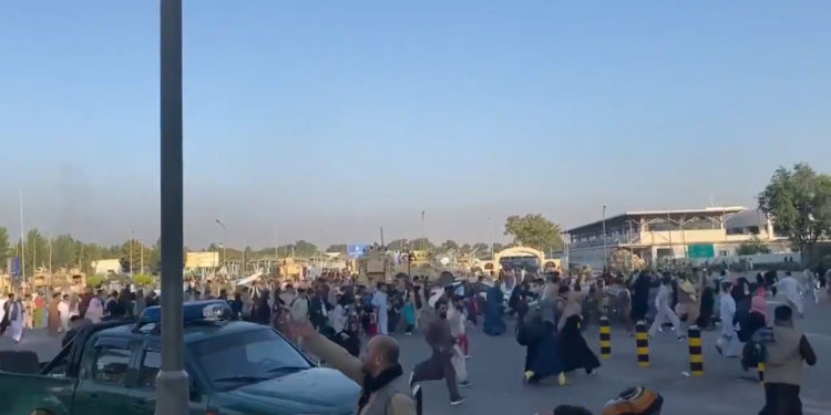 Afganët tentojnë t’i shpëtojnë talebanëve, raportohet për tre viktima në aeroportin e Kabulit