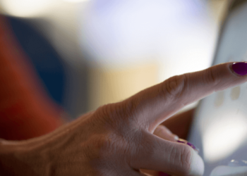 Eurostat: Popullsia e rritur e Shqipërisë më e “paditura” në Europë për teknologjinë