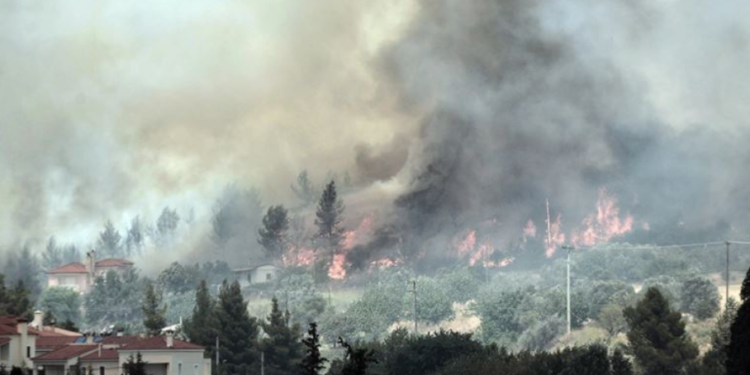 I ra shtylla elektrike mbi kokë, humb jetën zjarrfikësi në Greqi