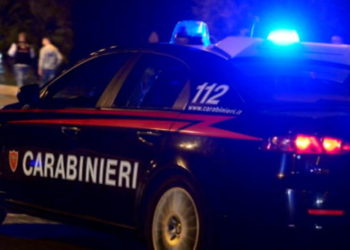 Itali/ Burri masakron gruan me thikë në fyt, tenton t’i largohet policisë
