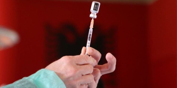 Kategoritë që do vaksinohen me detyrim me detyrim në Shqipëri