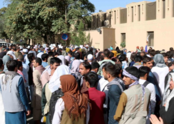 Zbrazet mitralozi në aeroportin e Kabulit, mbi 100 mijë të evakuuar