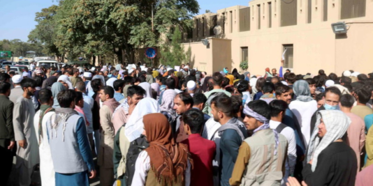 Zbrazet mitralozi në aeroportin e Kabulit, mbi 100 mijë të evakuuar