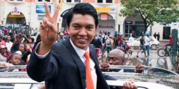 Presidenti i Madagaskarit shkarkon të gjithë ministrat brenda ditës