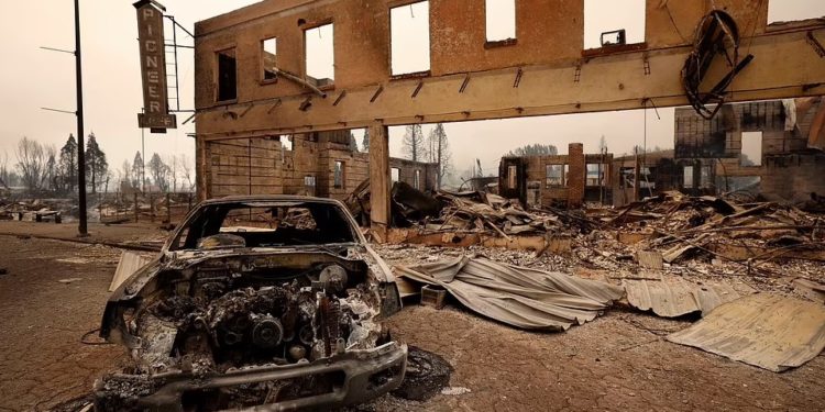 Zjarre edhe në SHBA/ Flakët zhdukin nga harta qytezën historike