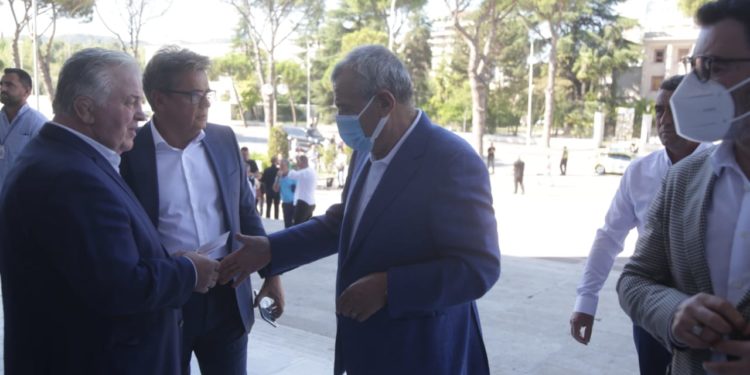 U tërhoq nga politika, por Gramoz Ruçi merr pjesë në mbledhjen e Asamblesë së PS (FOTO)