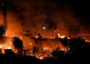 Merr flakë kampi i emigrantëve në ishullin grek