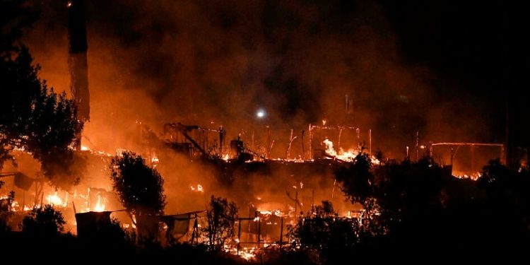 Merr flakë kampi i emigrantëve në ishullin grek