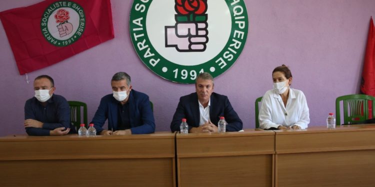 Damian Gjiknuri prezanton Mirela Kumbaron si drejtuesen e re politike në Gjirokastër