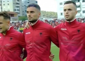 Debutoi si titullar me Shqipërinë, Nedim Bajrami nuk di të këndojë himnin kuqezi