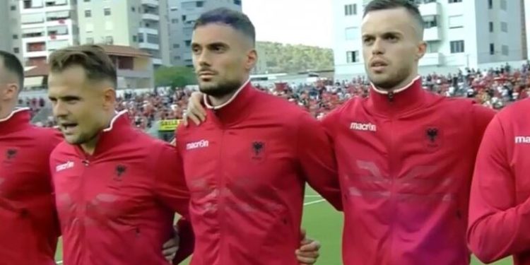 Debutoi si titullar me Shqipërinë, Nedim Bajrami nuk di të këndojë himnin kuqezi