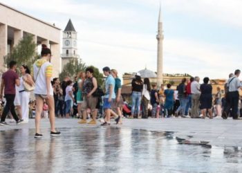 Vala e katërt e pandemisë/ Qytetet që priten turista rezultojnë më të prekurit