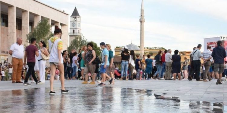 Vala e katërt e pandemisë/ Qytetet që priten turista rezultojnë më të prekurit