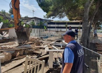 Operacioni “Bregdeti ynë”, rinis prishja e objekteve pa leje në Sarandë e Ksamil (VIDEO)