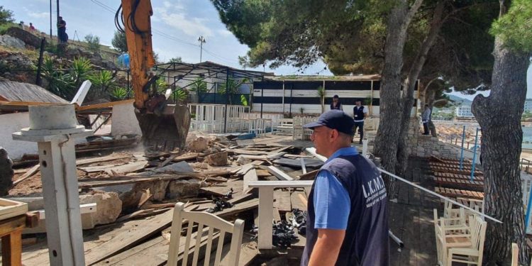 Operacioni “Bregdeti ynë”, rinis prishja e objekteve pa leje në Sarandë e Ksamil (VIDEO)