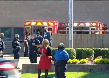 Të shtëna me armë brenda një supermarketi në SHBA, një i vdekur dhe dhjetëra të plagosur