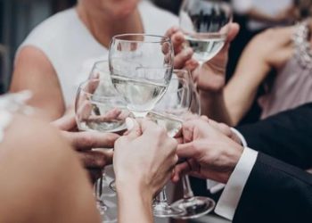 E pazakontë në Greqi/ 25 të ftuar futen në dasmë me të njëjtën certifikatë vaksinimi