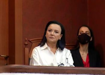 Linda Rama shkon në Parlament