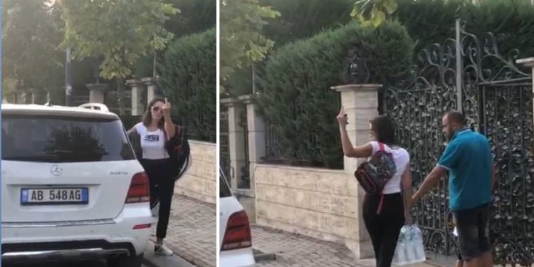 Bashkëshortja e Adriatik Llallës nuk përmbahet, u tregon gishtin e mesit gazetarëve