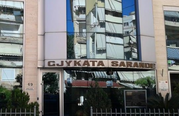 Erdhën për pushime në Shqipëri/Gjykata e Sarandës lë të lirë 51-vjeçarin lituanez, bashkëjetuesja: U inatos se i derdha shishen e rakisë