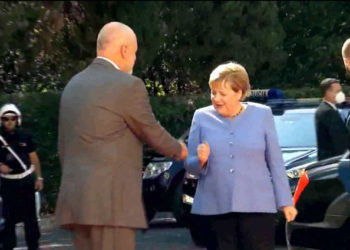 Momente ‘pikante’ nga takimi i Merkel dhe Ramës (VIDEO)