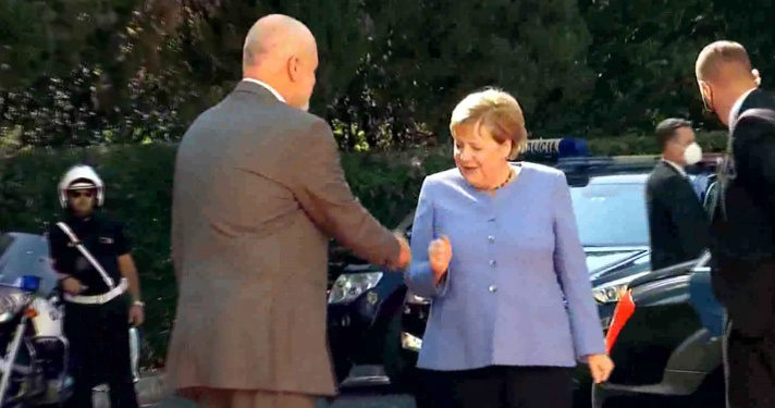 Momente ‘pikante’ nga takimi i Merkel dhe Ramës (VIDEO)