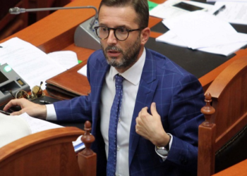 Braçe revoltohet për vrasjen në Fier dhe kujtohet që është zv.kryeministër: A mund ta di kush e liroi burrin vrasës nga burgu