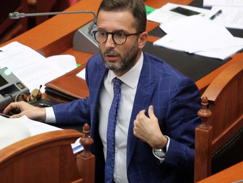 Braçe revoltohet për vrasjen në Fier dhe kujtohet që është zv.kryeministër: A mund ta di kush e liroi burrin vrasës nga burgu