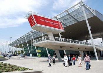 Incident në Rinas/Avioni del nga pista, bllokohen fluturimet (FOTO)