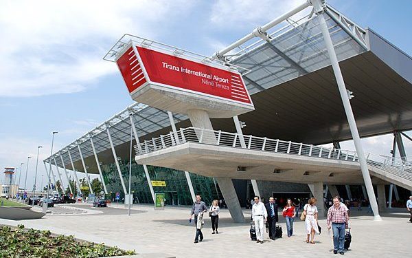 Incident në Rinas/Avioni del nga pista, bllokohen fluturimet (FOTO)