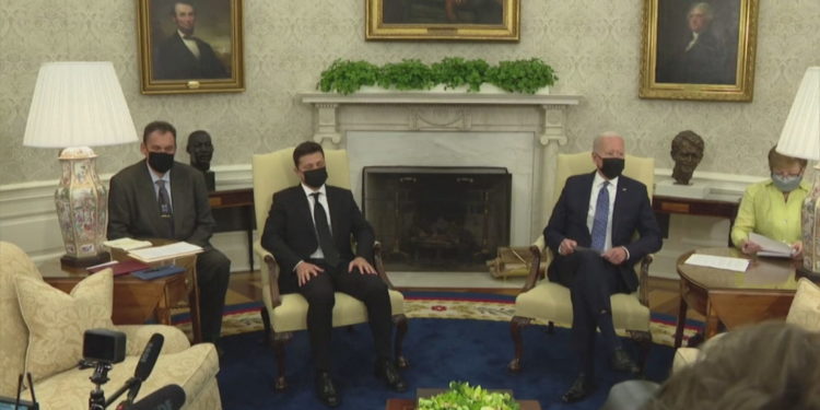 Zelensky takon Biden: SHBA mbështet Ukrainën përballë agresionit rus